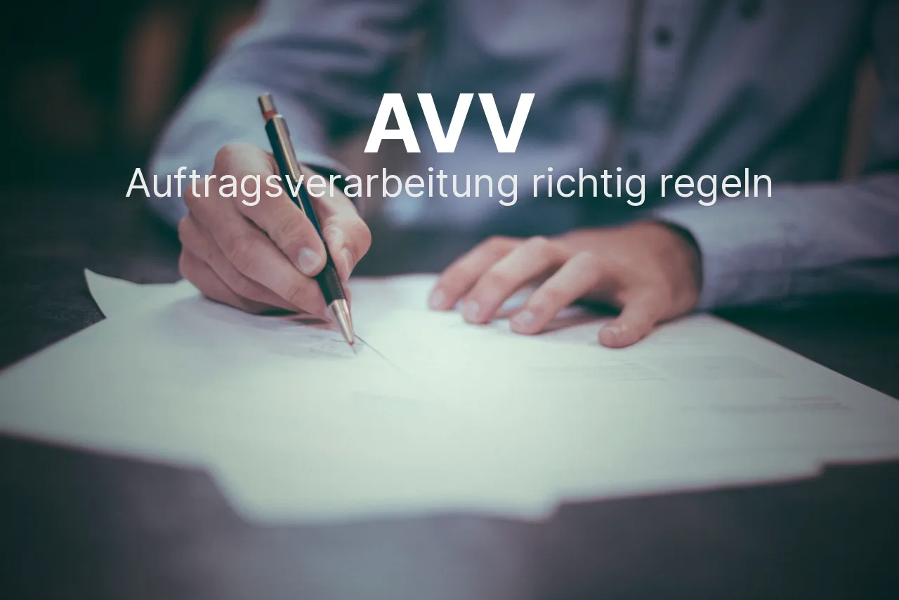 Vertragsdokument mit Stift auf dem Tisch – der AVV regelt die Datenverarbeitung im Auftrag