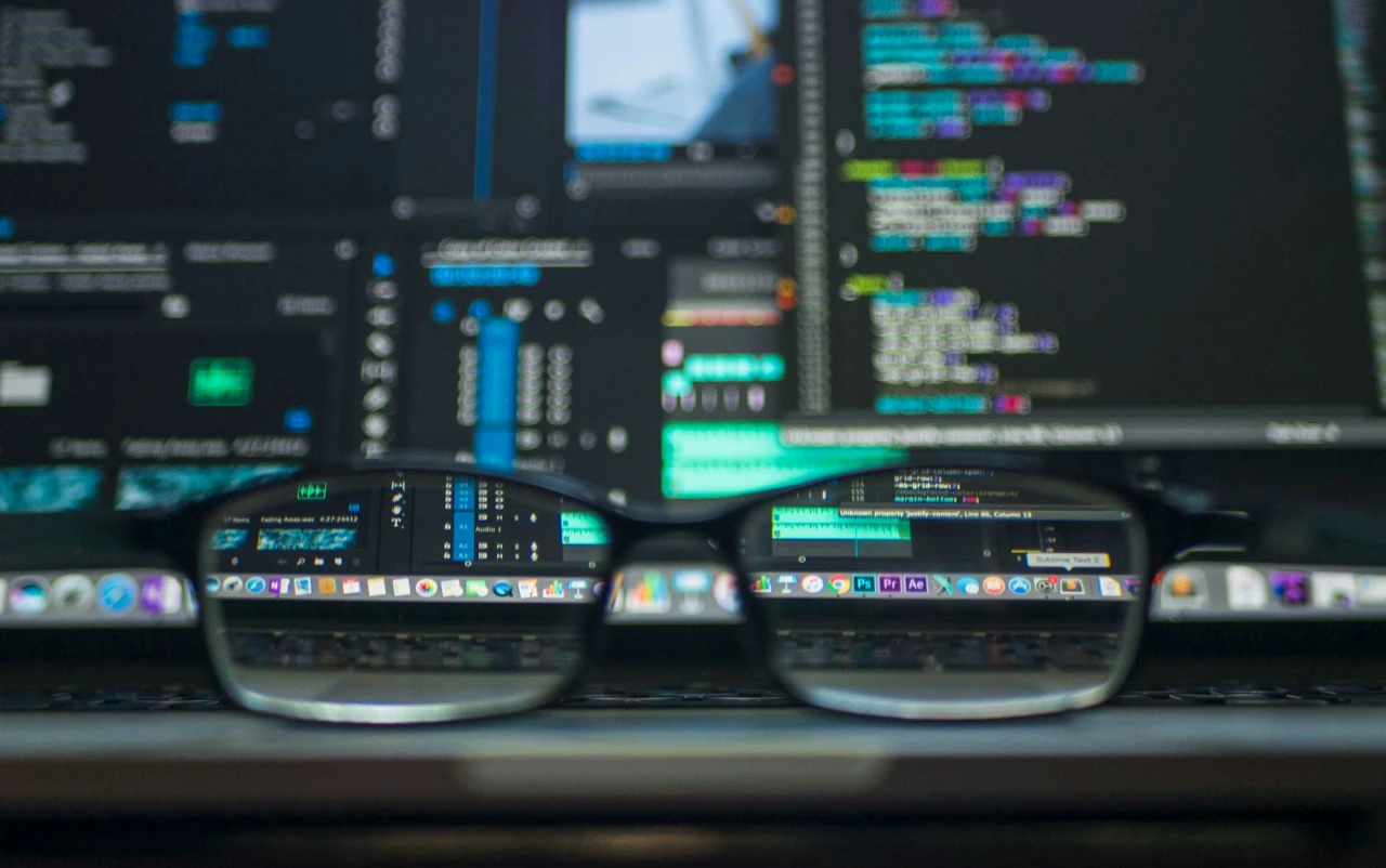 Brille vor Bildschirm mit Code