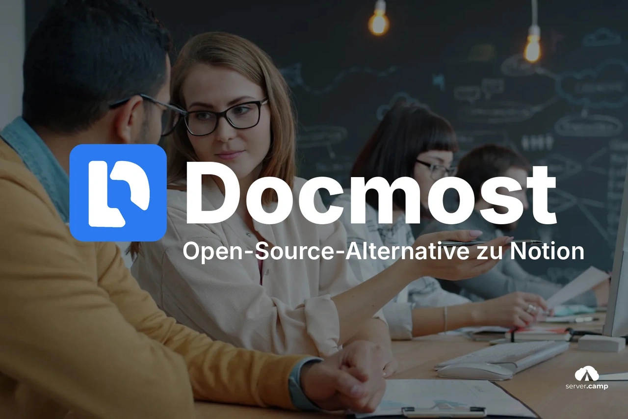 Vier Kolleg:innen bei der Zusammenarbeit am Bildschirm – Docmost als kollaborativer Open-Source-Workspace