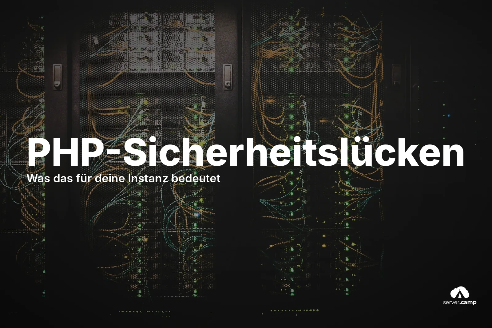 Serverschränke mit leuchtenden Status-LEDs und Netzwerkkabeln in einem abgedunkelten Rechenzentrum – PHP-Sicherheitslücken und was server.camp dagegen tut