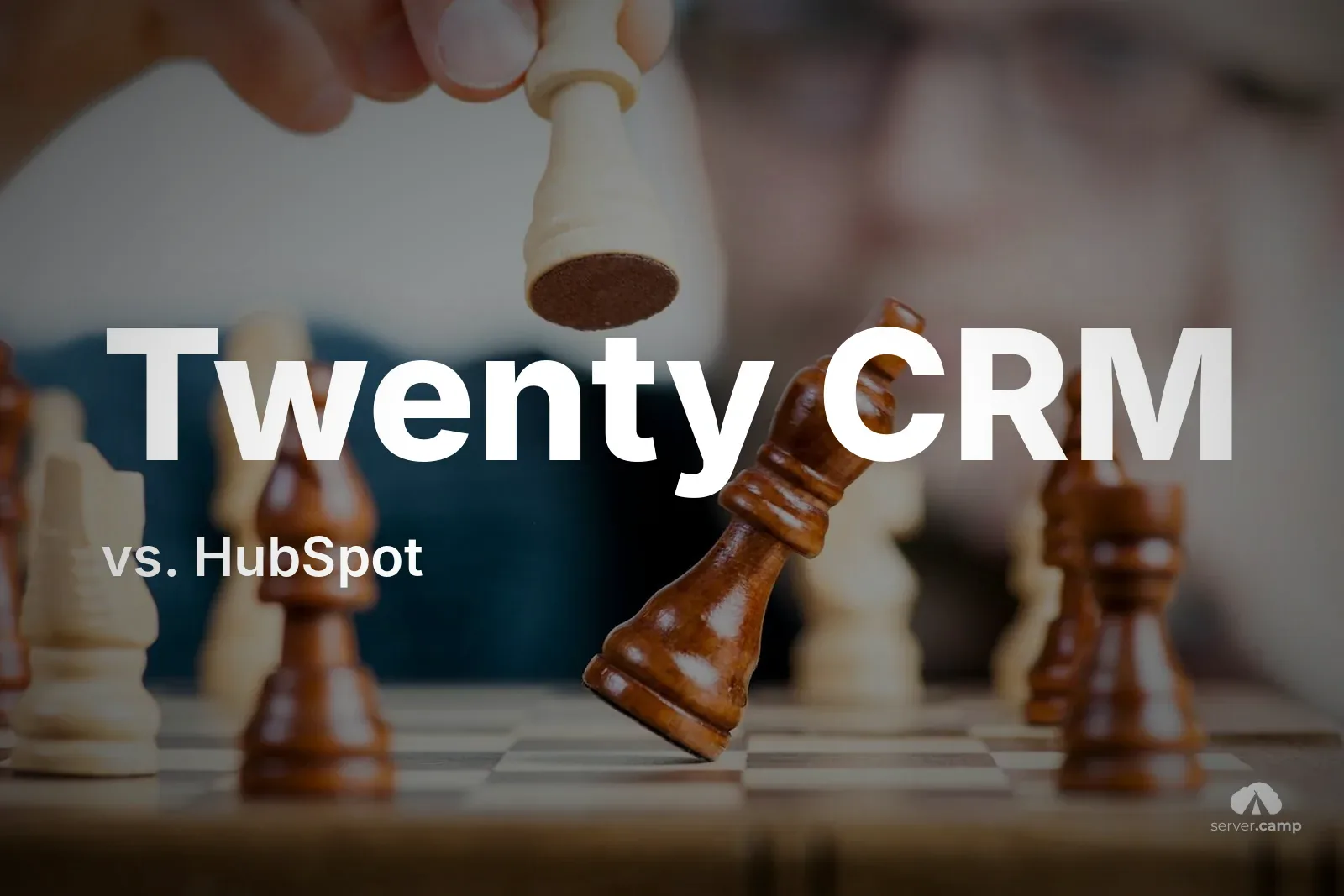 Schachspieler setzt zum entscheidenden Zug an – Sinnbild für das Duell Twenty CRM gegen HubSpot