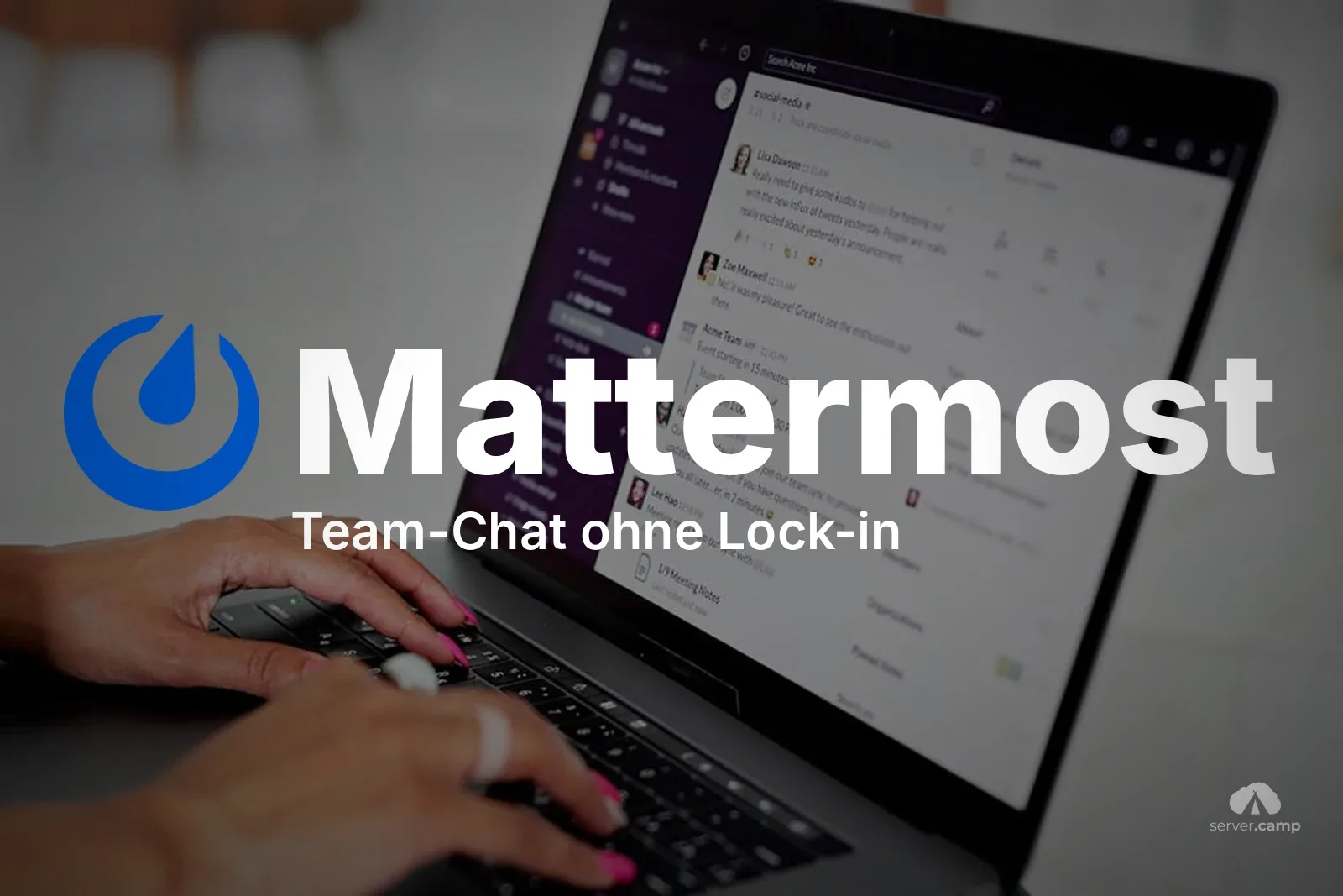 Hände tippen auf einem Laptop, auf dem ein Team-Chat geöffnet ist – Umzug von Slack zu Mattermost ohne Vendor-Lock-in